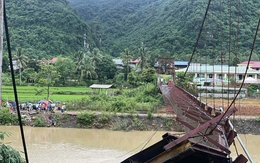 Điện Biên: Cầu tre đứt cáp, xe chở cán bộ xã đi chống bão rơi xuống sông
