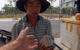 Khách Tây và người bán dừa "giằng co" 1 xấp tiền lẻ, lý do phía sau khiến MXH rần rần khen ngợi cả 2
