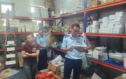 Cảnh sát bất ngờ kiểm tra một cửa hàng ở Hà Nội