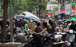 Ô tô bán tải lùi tông hàng loạt xe máy, cuốn người xuống gầm xe