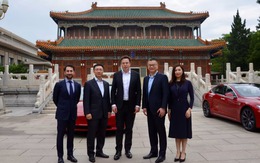 Musk, 2 chiếc Tesla đỏ - cầu nối Trung Quốc và Mỹ nay lung lay, người thay thế xuất hiện: CEO mặc áo da