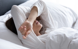 Lo âu công việc kéo dài, cô gái trẻ phải khám tâm thần