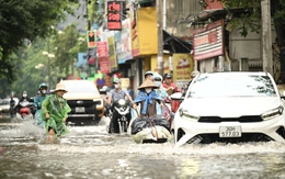 Toàn cảnh Hà Nội mưa như trút nước, "vịnh Văn Quán" lại ngập sâu, người dân vất vả di chuyển
