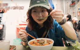 Khách Trung Quốc mê mẩn 1 món bún trong ngõ ở Hà Nội, ăn xong phải “giơ ngón cái” vì vị ngon tuyệt hảo