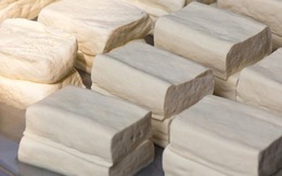 Đi chợ thấy đậu phụ có 4 dấu hiệu như này thì DỪNG MUA luôn, người bán gạ gẫm mấy cũng quay đầu