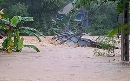 Mưa lũ cuốn sập 6 cây cầu ở Nghệ An