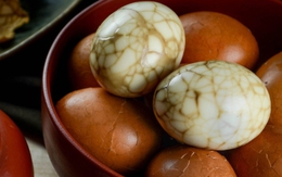 Vì sao nhiều người luộc trứng với trà?