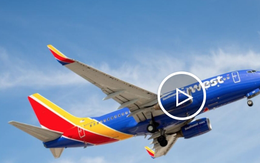 Thót tim khoảnh khắc máy bay Mỹ hạ độ cao khẩn cấp để tránh va chạm chiến đấu cơ