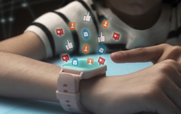 Cha mẹ sốc nặng vì phát hiện ảnh khiêu dâm trên đồng hồ thông minh của con