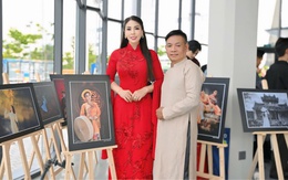 Hình ảnh của Lý Hương được trưng bày tại sự kiện tôn vinh áo dài Việt Nam