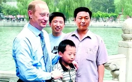 Hãng tin Nga tìm cậu bé chụp ảnh chung với Tổng thống Vladimir Putin cách đây 25 năm