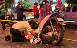 Hà Nội: 'Hố tử thần' xuất hiện sau trận mưa lớn, 'nuốt' xe máy đi đường