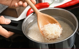 Nấu cơm bằng nước nóng hay nước lạnh ngon hơn?