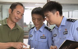 Thấy mẹ già hơn 70 tuổi dùng lương hưu mua online 2kg vàng thỏi định giao cho “cán bộ ngân hàng” giữ hộ, con trai lập tức báo công an