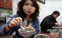 Khách Trung Quốc lần đầu thử món bánh dân dã ở Hà Nội, ngỡ ngàng vì "ngon khủng khiếp"