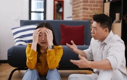 Đang ở nhờ bố vợ, chồng tôi lại lén đưa tiền cho vợ cũ mua nhà