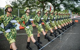 Bộ đội phòng hóa đeo tạ hơn 4kg, rèn chân thép giữa nắng lửa thao trường