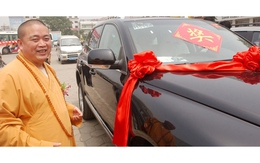 Choáng với độ giàu có của trụ trì Thiếu Lâm Tự: Cà sa dát vàng, 15 siêu xe