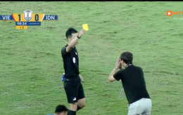 Viral nhất đêm: HLV Kim Sang-sik "cúi lạy" trọng tài 3 lần