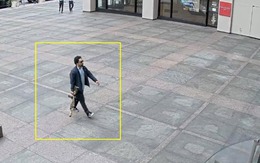 Cận cảnh sát thủ mặc vest, cầm súng trường xả loạt đạn tại tòa nhà ở New York