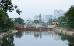 Hà Nội: Cảnh tượng lạ trên sông Tô Lịch khiến ai cũng phải ngoái nhìn