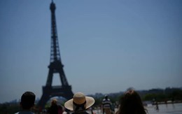 Đỉnh tháp Eiffel đóng cửa vì nắng nóng kỷ lục