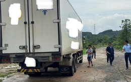 Cảnh sát khám xét chiếc ô tô tải trên quốc lộ
