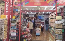 Nhận tin tố cáo 'hét giá' tiền triệu cho 2 gói kẹo, cảnh sát phát hiện đường dây hàng giả quy mô hàng tỷ đồng tại cửa hàng lưu niệm, hàng chục nghìn sản phẩm bị thu giữ