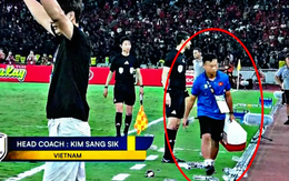 Trợ lý U23 Việt Nam bỗng nổi rần rần nhờ… xếp chai nước làm U23 Indonesia cay đắng lĩnh thẻ đỏ