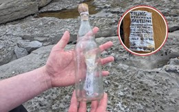 Bức thư trong chai trôi dạt vào bờ biển, nam thanh niên mở ra rồi bất ngờ với nội dung bên trong