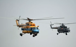 Hợp luyện đội hình 10 chiếc trực thăng kéo cờ Đảng, cờ Tổ quốc trên bầu trời Hà Nội