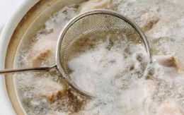 Nước luộc thịt có váng bọt do thực phẩm nhiễm hóa chất?