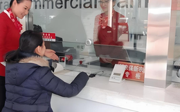 Quét nhà bỗng tìm thấy sổ tiết kiệm tưởng mất vài năm trước, ra ngân hàng lấy tiền thì được thông báo: Đã rút 4 đợt, tài khoản 0 đồng