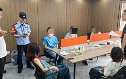 Đột kích một căn hộ khả nghi, phát hiện nhiều thanh niên đang chăm chú sử dụng điện thoại, mở hàng loạt tài khoản ngân hàng