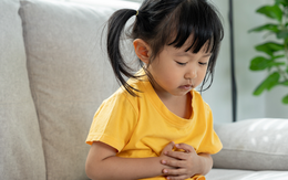 Bé 1 tháng tuổi suýt mất mạng vì bố mẹ tự chữa bệnh tiêu chảy cho con theo "bài thuốc dân gian truyền miệng"