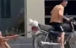 Phẫn nộ hình ảnh bé trai bị bố xích chân kéo lê trên đường phố Hải Phòng