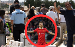 Đám đông vây quanh mộ của Diogo Jota chụp ảnh, cảnh sát phải can thiệp