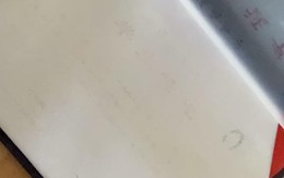 Lôi bằng đại học cất trong tủ ra xem lại, chàng trai không tin nổi vào mắt mình: Thôi xong, "toang" 4 năm ăn học!