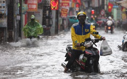 "Kiếp nạn" của nhiều shipper Hà Nội ngày Chủ nhật: Đường phố ngập lênh láng sau cơn mưa trắng trời