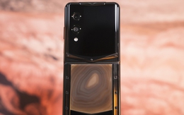 Chiếc điện thoại gập đầu tiên trên thế giới cẩn đá năng lượng phong thuỷ vừa về Việt Nam