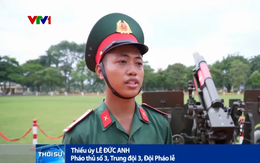 Đằng sau quân phục Hạ sĩ của Thiếu úy Đội pháo lễ