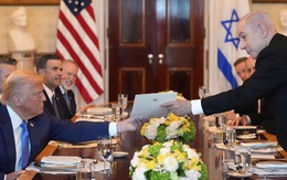 Thủ tướng Israel trao tận tay Tổng thống Donald Trump món quà bất ngờ