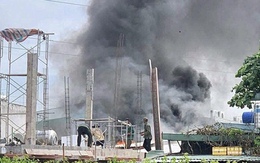 Cháy dãy phòng trọ ở TP HCM, khói lửa bốc dữ dội