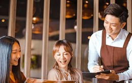 Quán thịt rán tuyển bồi bàn ‘phải có bằng đại học trở lên’ gây tranh cãi