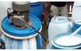 Nhận tin mật rồi đột kích xưởng sản xuất quy mô lớn: Cảnh sát triệt phá đường dây pha 9.000 lít sữa giả bằng 750kg hóa chất