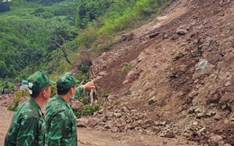 Đất đá sạt lở tràn xuống Quốc lộ 15D, đường lên Cửa khẩu quốc tế La Lay tê liệt