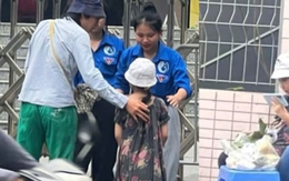 Nam sinh Hà Nội dắt theo em gái nhỏ đi thi đã đỗ lớp 10 trường top