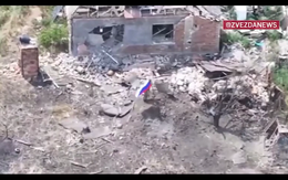 Hình ảnh cờ Nga ở Chasov Yar sau chiến dịch tấn công khốc liệt