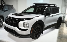 Thêm hơn 100 triệu đồng so với bản 'base', chiếc Mitsubishi Outlander này có nhiều điểm hút dân phượt: Mâm lốp địa hình, giá nóc xịn, logo độc quyền