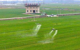 Những cánh đồng không bóng nông dân tại Trung Quốc: Tràn ngập máy cày robot, drone giám sát, dữ liệu liên tục phát về phòng điều khiển